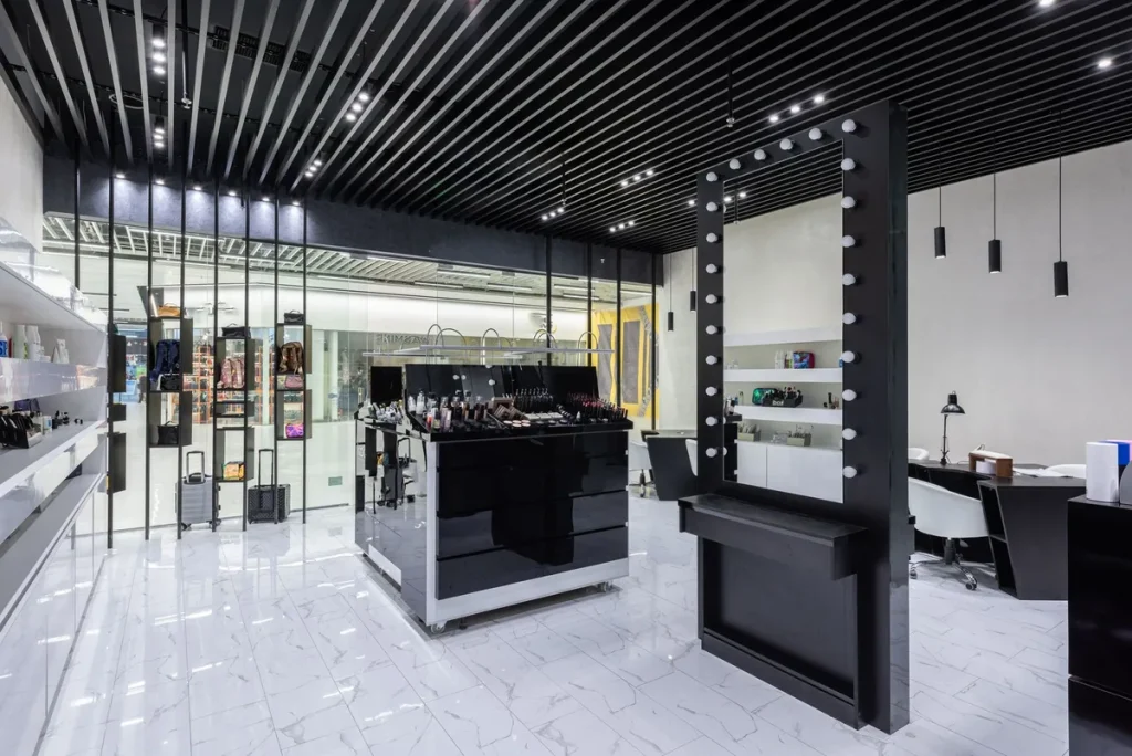 Rayons de produits de beauté coréenne colorés dans une boutique moderne aux Champs-Élysées