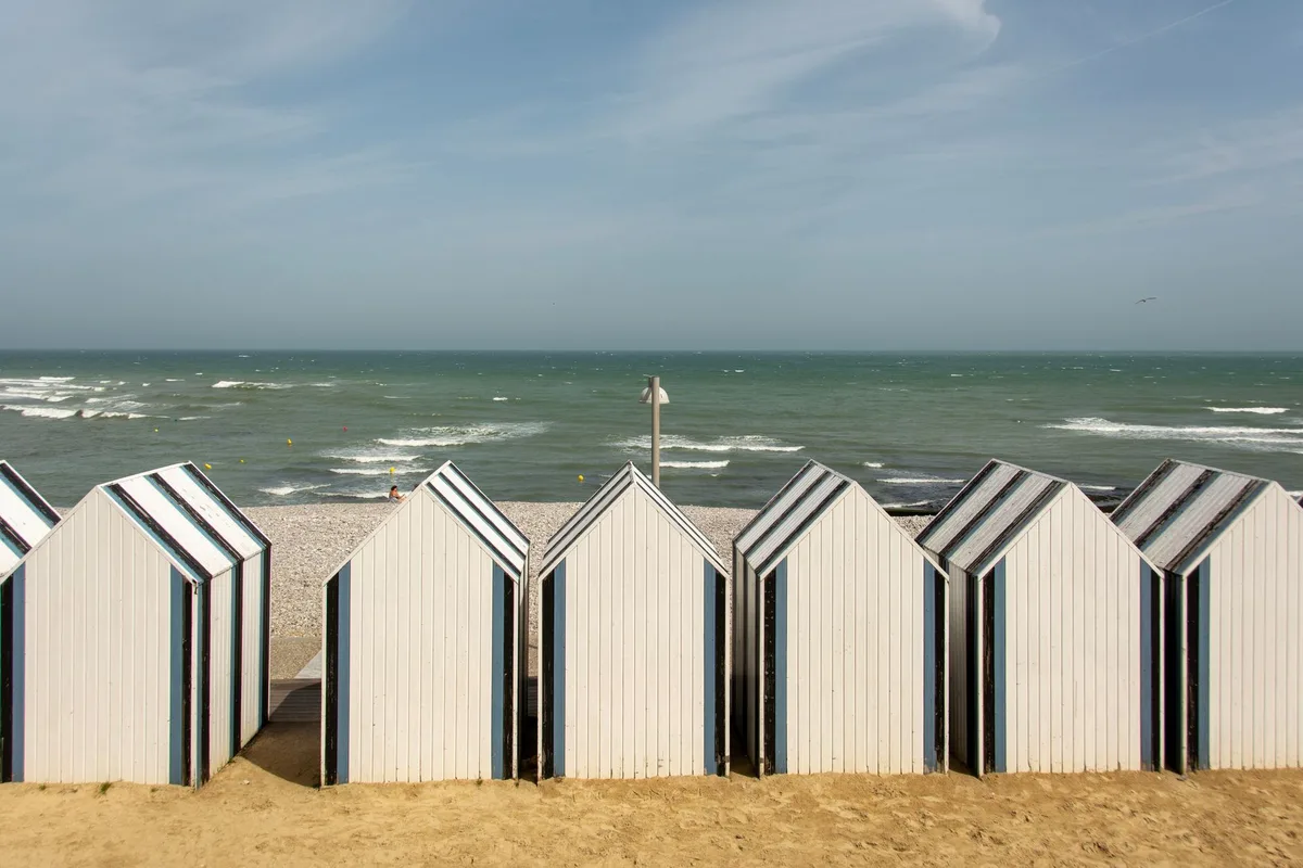 Famille en vacances à la plage avec enfants et moments de détente estivale