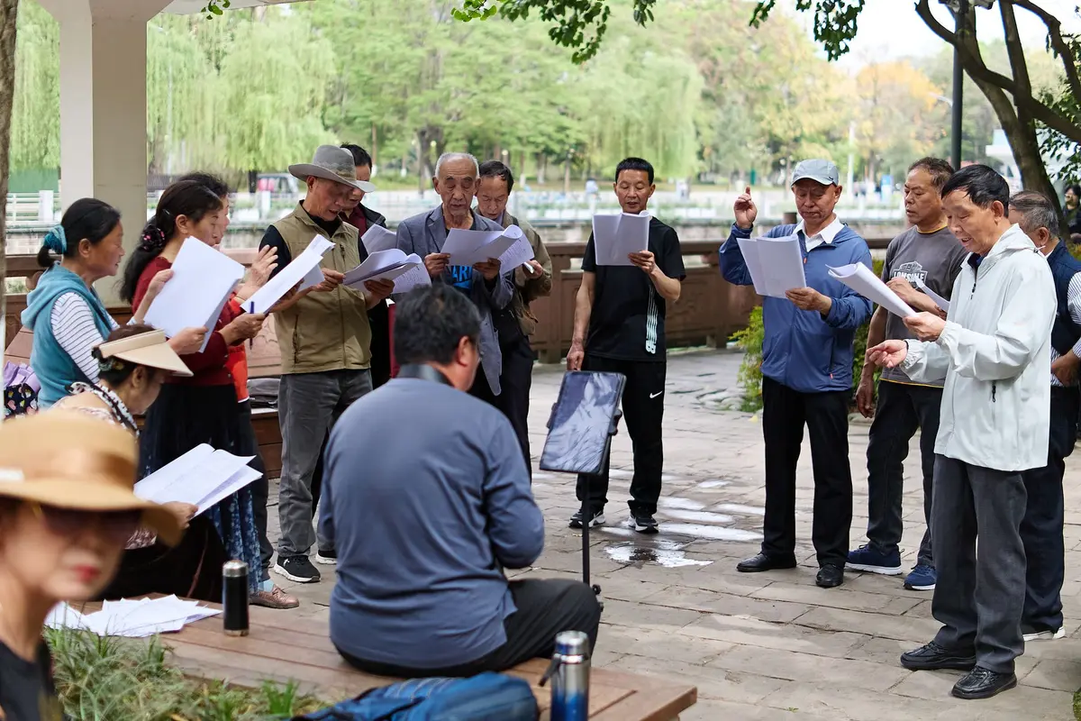 Groupe de seniors chantant ensemble dans une chorale