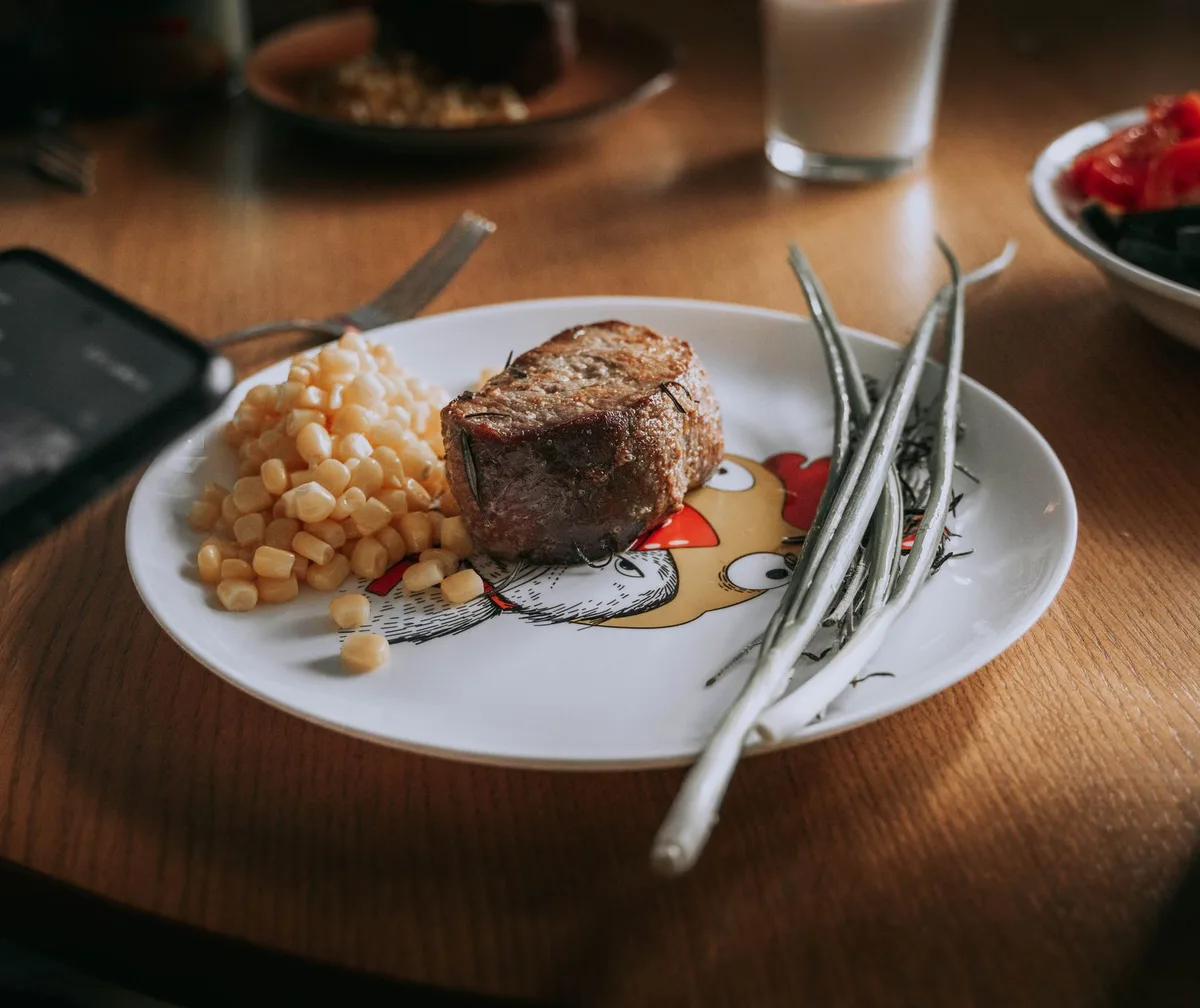 Assiette équilibrée avec glucides, protéines et légumes pour un repas pré-entraînement