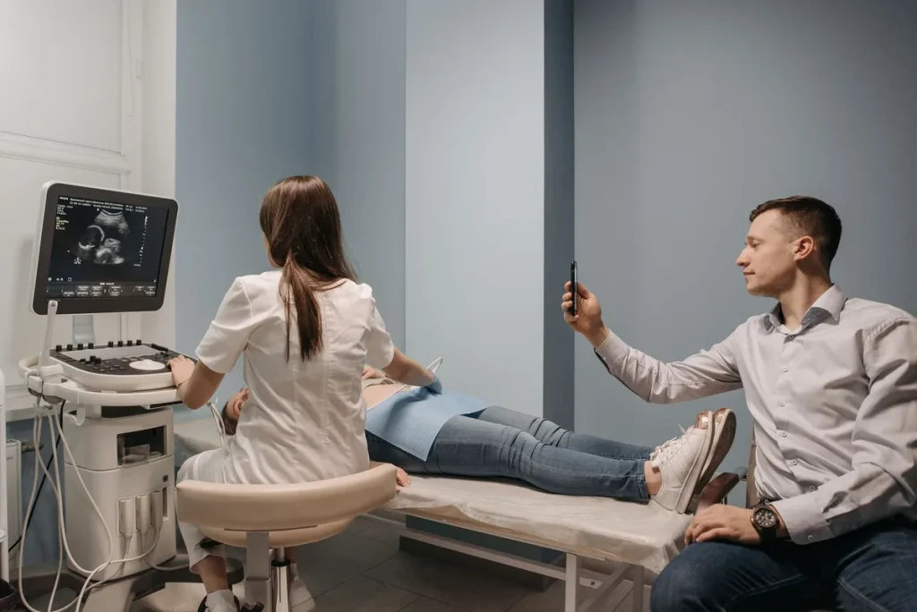 Femme enceinte en consultation médicale avec un professionnel de santé