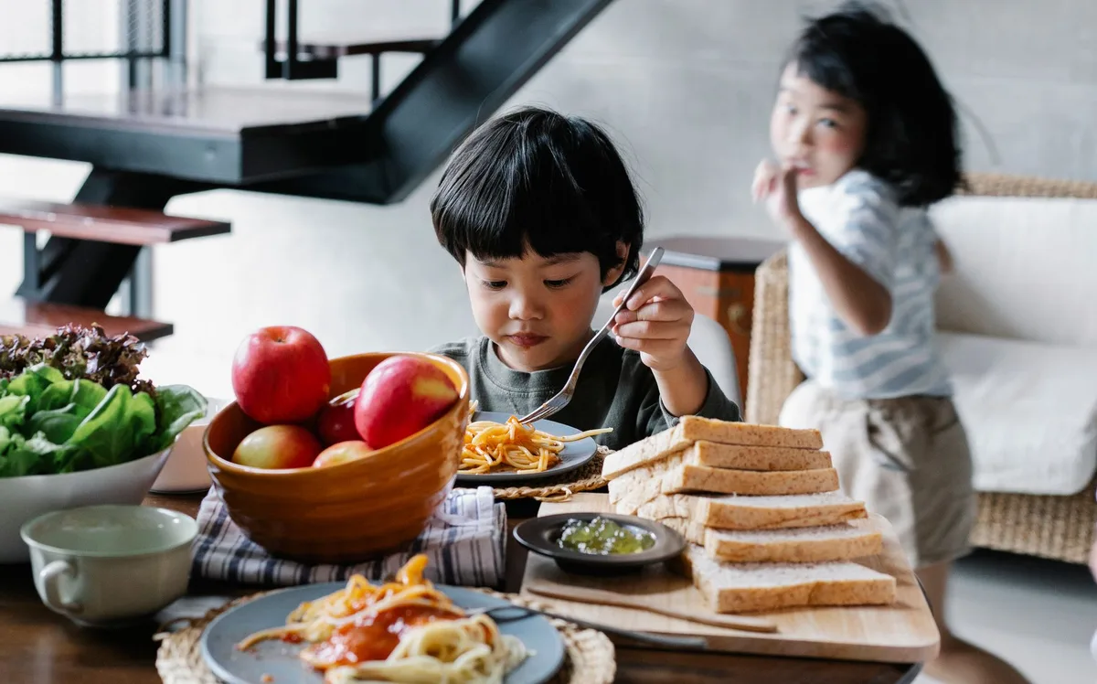 Famille partageant un repas autour d'une table sans écran