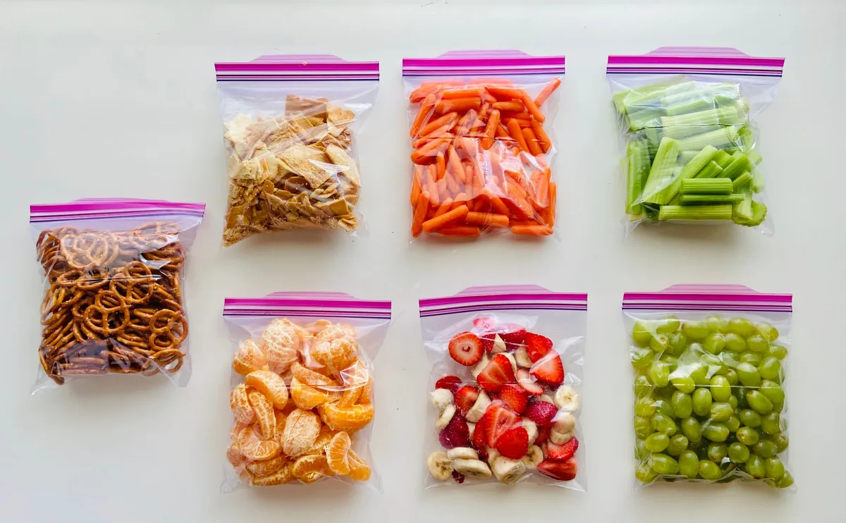 Fruits et légumes frais disposés de manière visible et accessible dans une cuisine