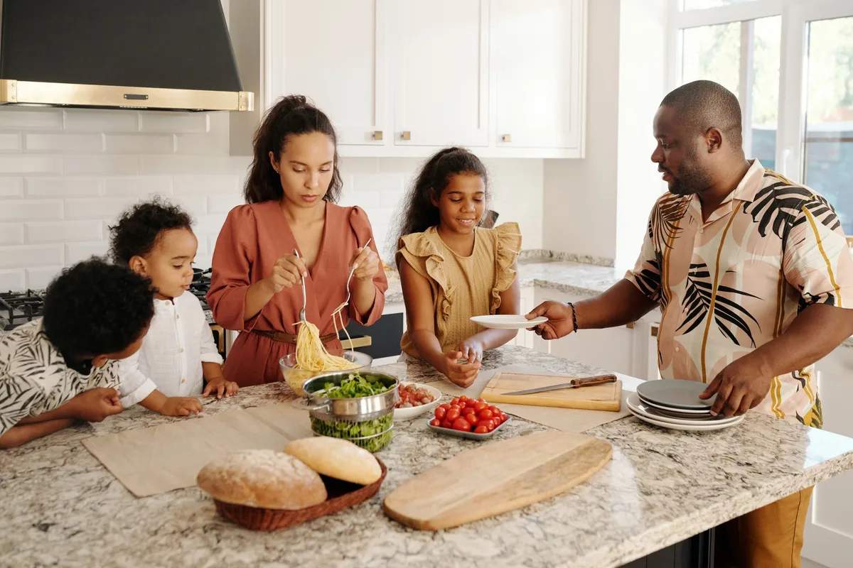 Parent et enfant partageant un repas sain autour d'une table avec des fruits et légumes frais