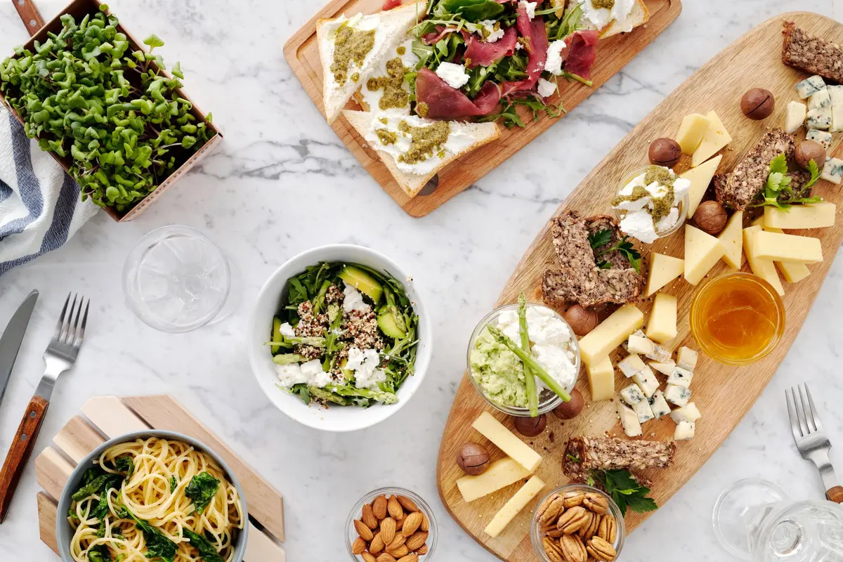 Assortiment de fromages frais et herbes aromatiques pour accompagner les pêches