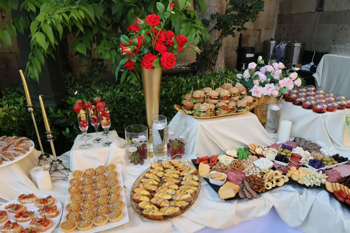 Plateau d'apéritif avec crostini, fromage, pêche et décoration de basilic frais