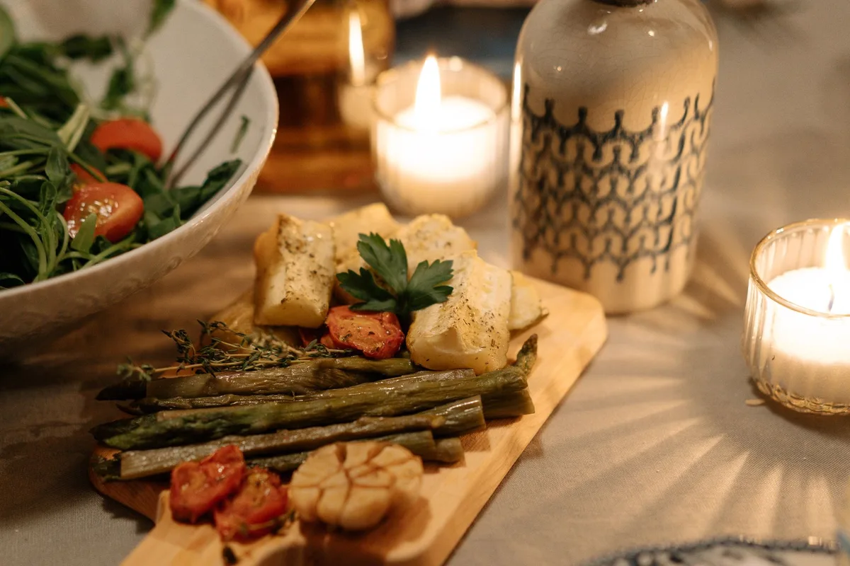 Plateau d'apéritif avec quartiers de pêche frais, fromage et herbes sur du pain grillé