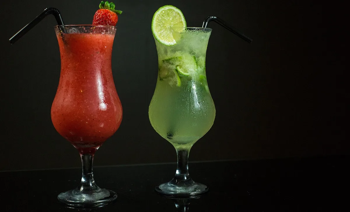 Verres de boissons colorées et cocktails sucrés sur un table