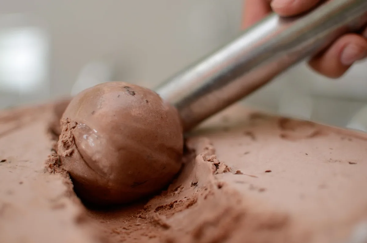Boules de glace artisanale dans des coupes colorées