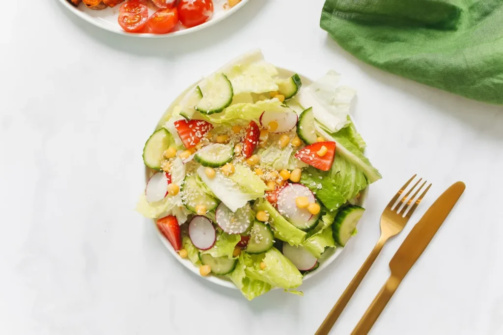 Personne mangeant sereinement un repas équilibré à table, dans un environnement calme et naturel.