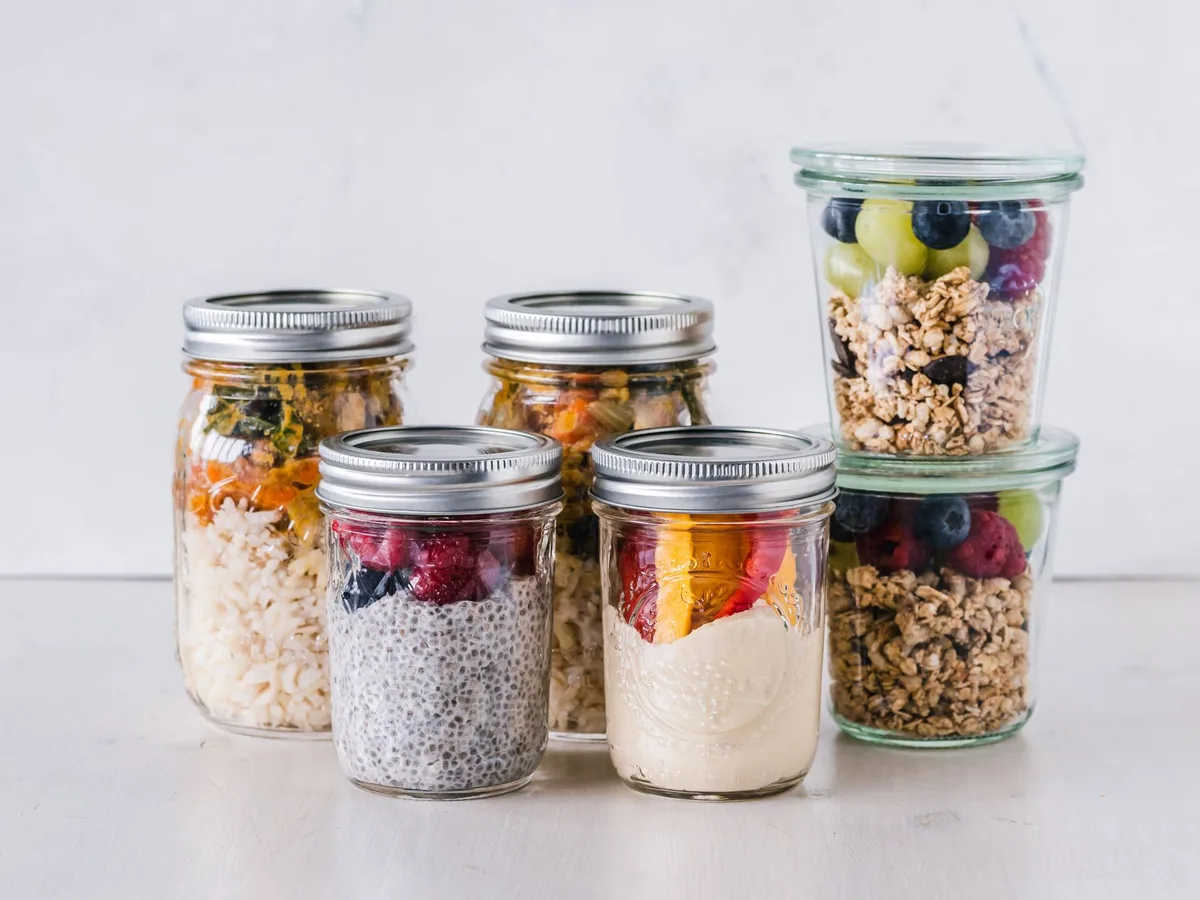 Bols de petit-déjeuner préparés à l'avance avec yaourt, fruits et graines