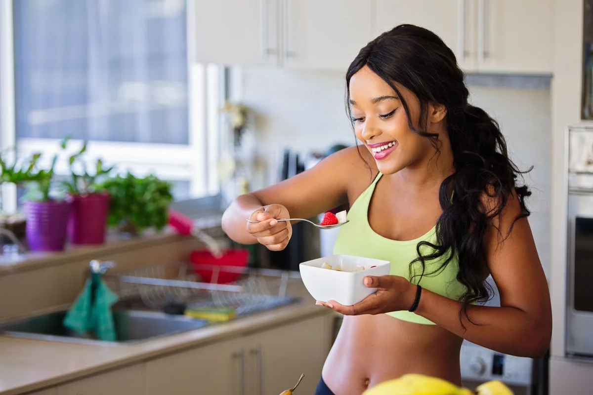 Personne savourant un petit-déjeuner équilibré et satisfaisant