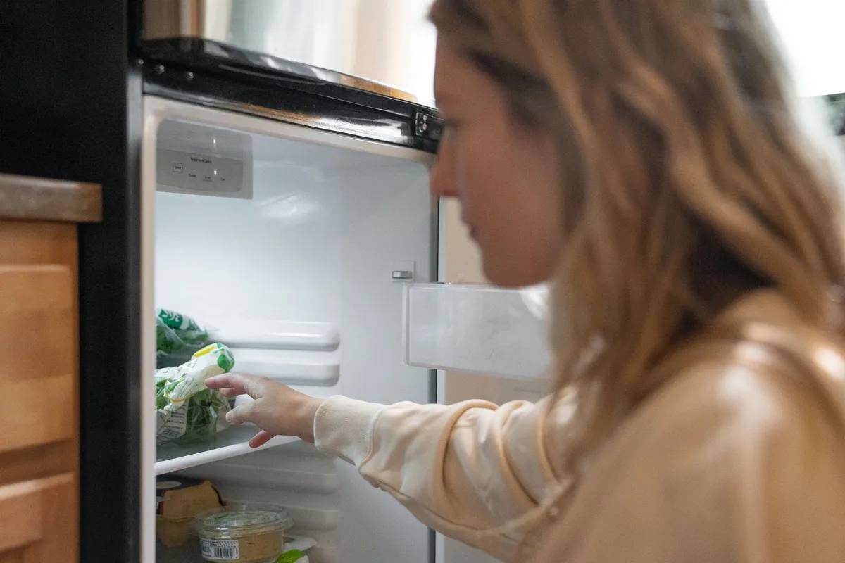 Inspection d'un produit alimentaire dans un réfrigérateur avant consommation