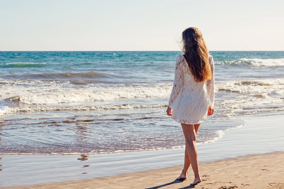 Femme portant une robe d'été fluide avec assurance et confort