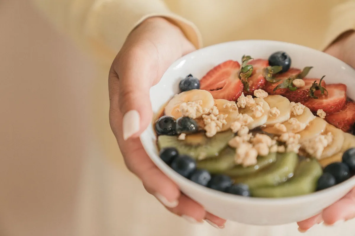 Ingrédients frais pour smoothie : fruits rouges, banane et yaourt skyr