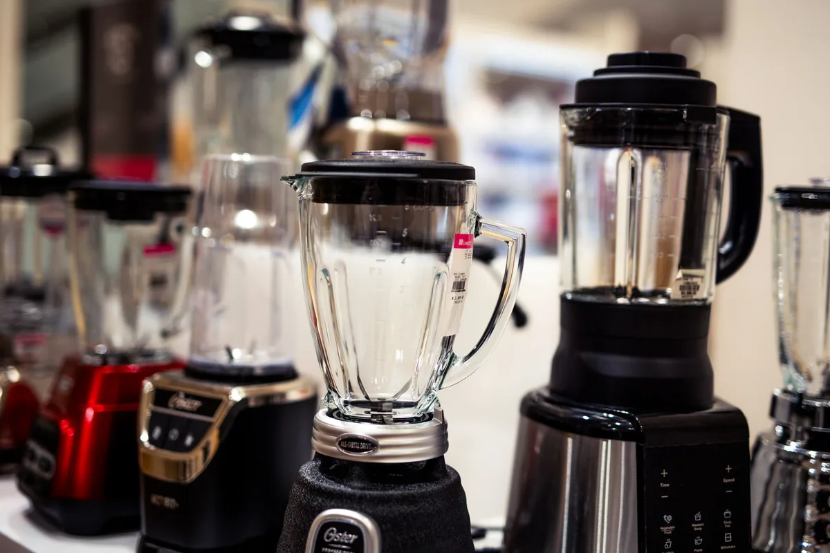 Blender puissant sur un plan de travail de cuisine