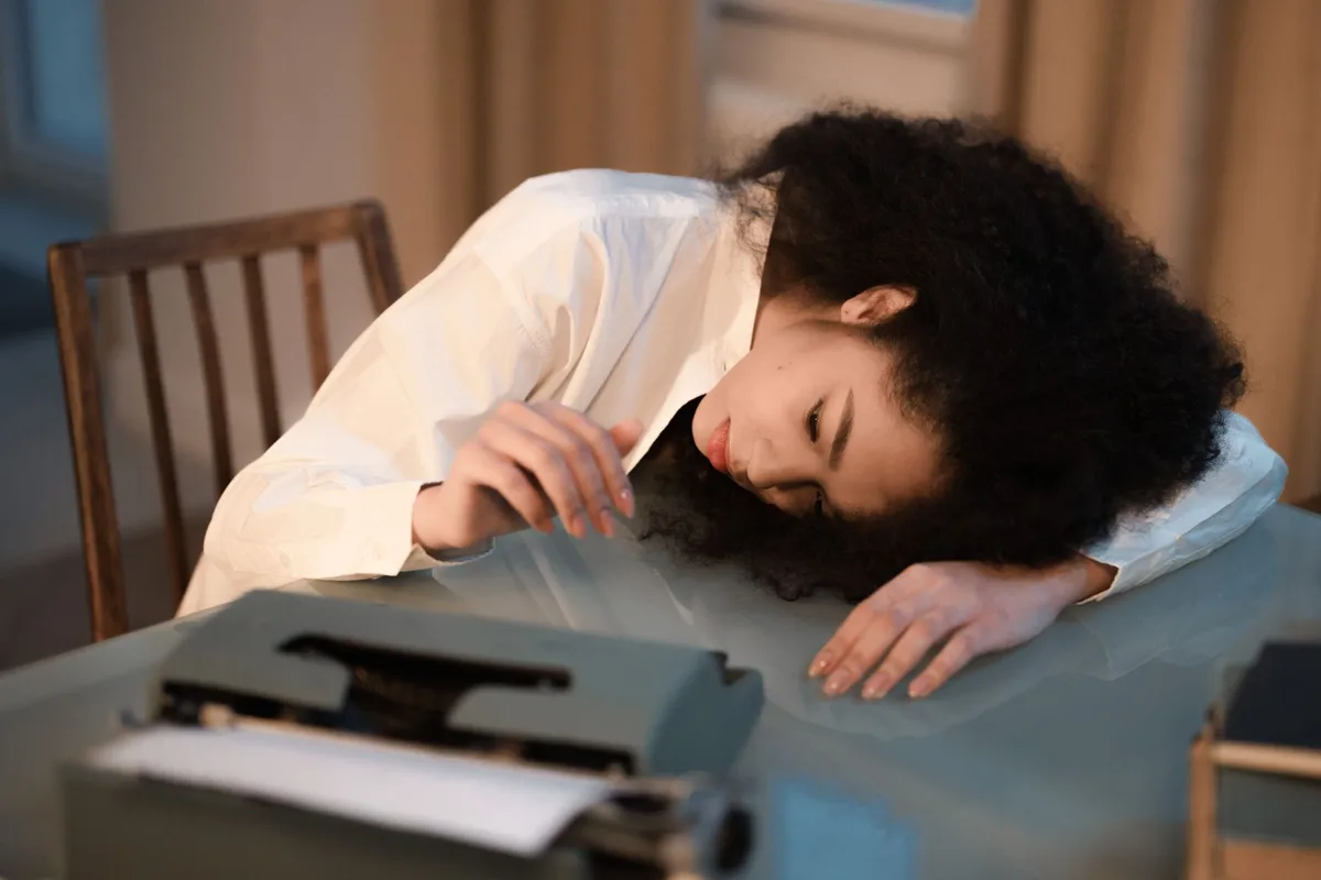 Personne fatiguée au travail montrant les signes de manque de sommeil