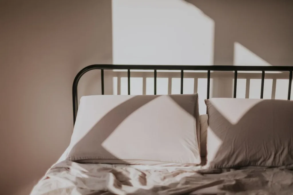 Personne dormant paisiblement dans un lit bien éclairé par la lumière du jour