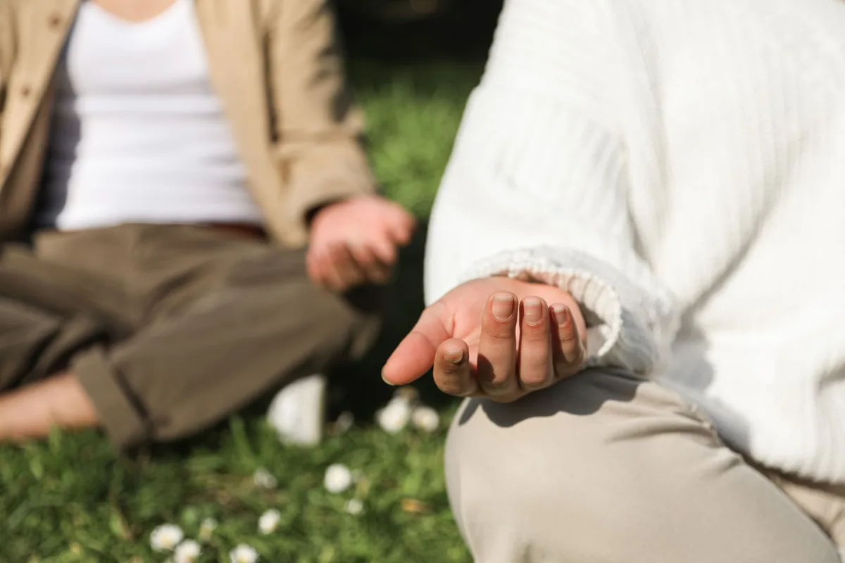Personne pratiquant la pleine conscience et des exercices de respiration
