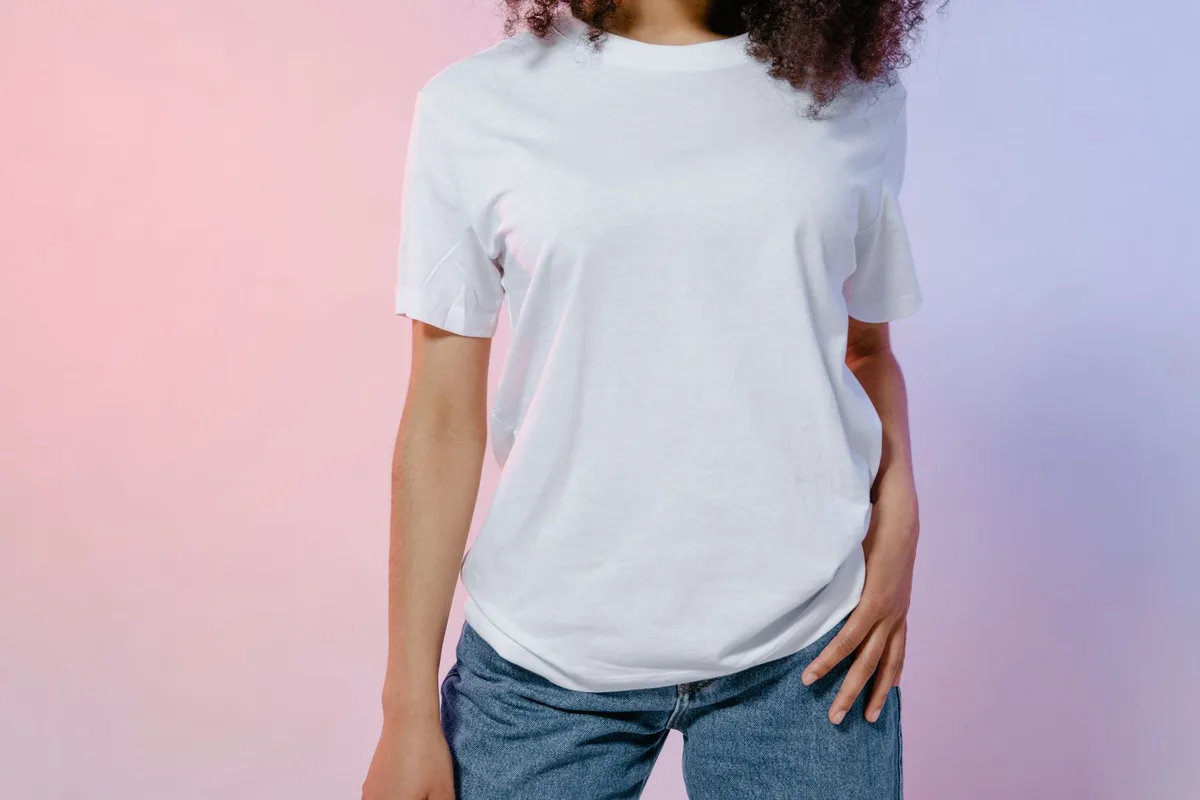 Tee-shirt porté de façon décontractée avec un jean et accessoires