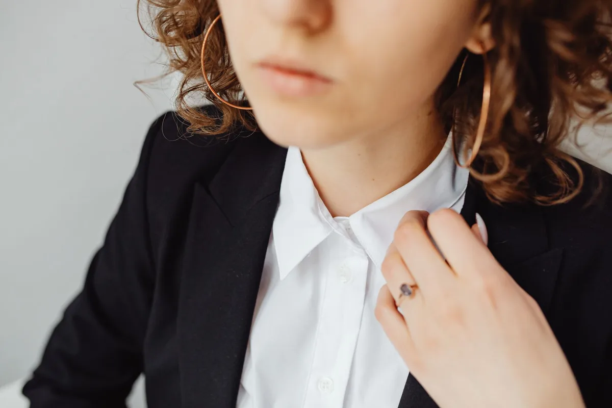 Femme portant une chemise bien structurée qui affine la silhouette