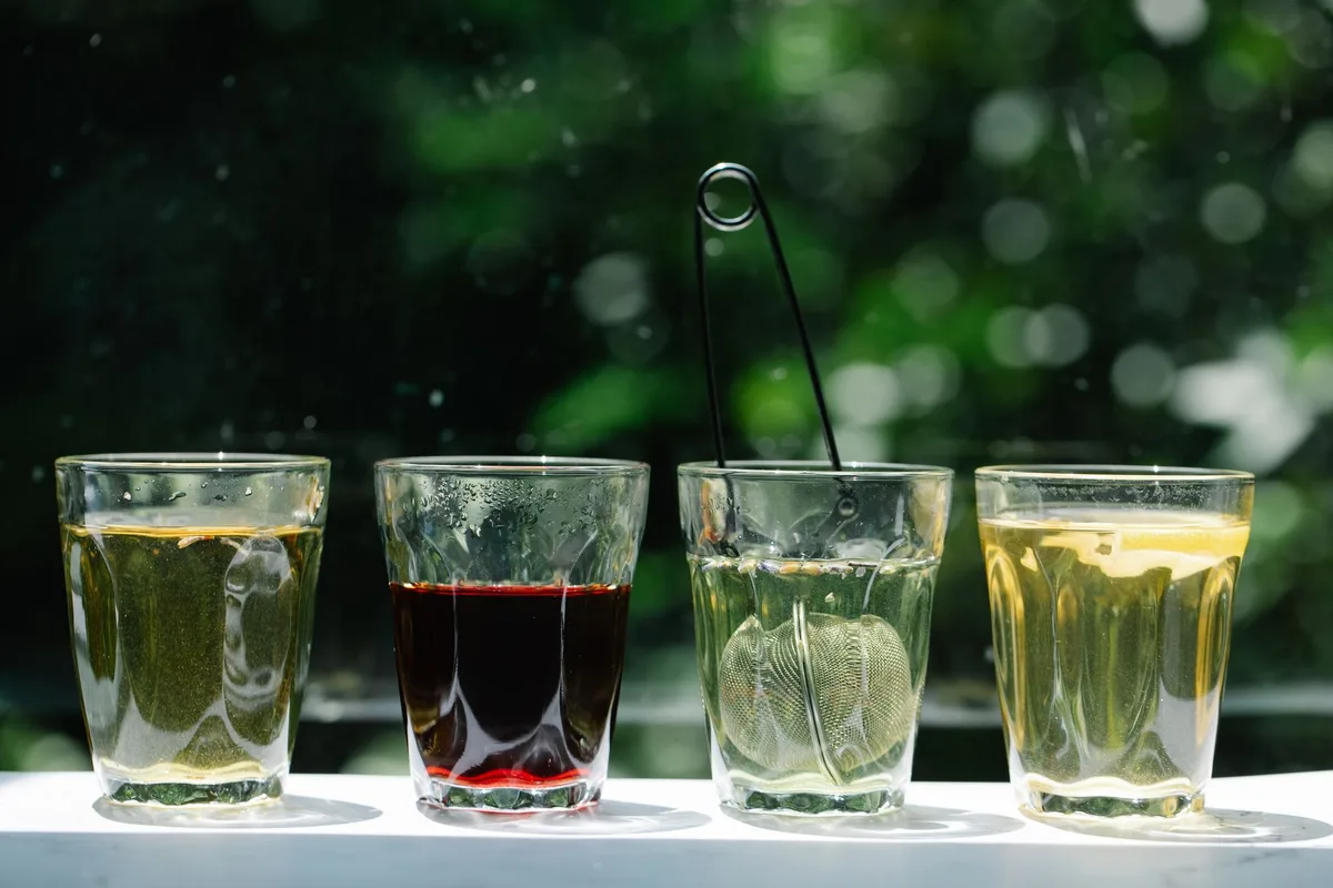 Ustensiles de préparation : théière, passoire et menthe fraîche
