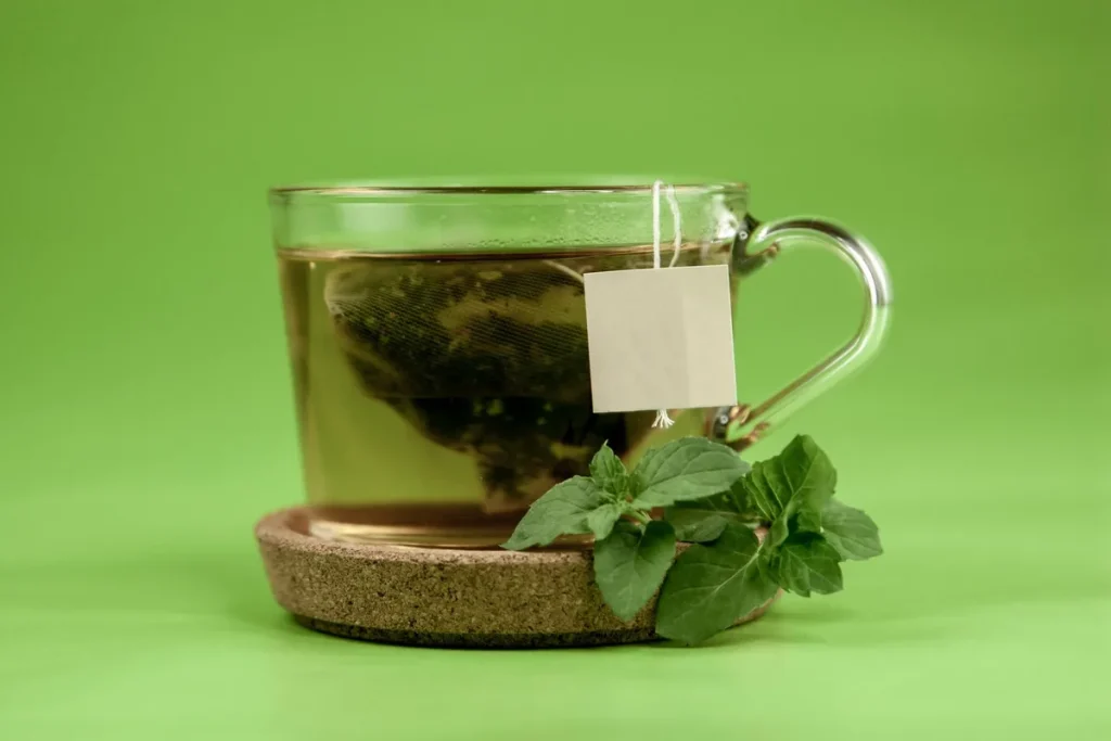 Verre de thé glacé à la menthe avec feuilles fraîches et glaçons