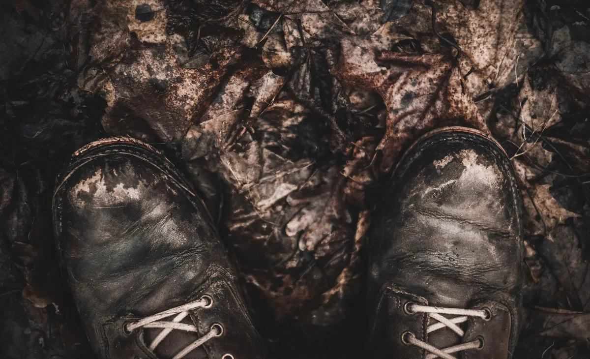 Chaussures de randonnée robustes sur un sentier boueux en montagne