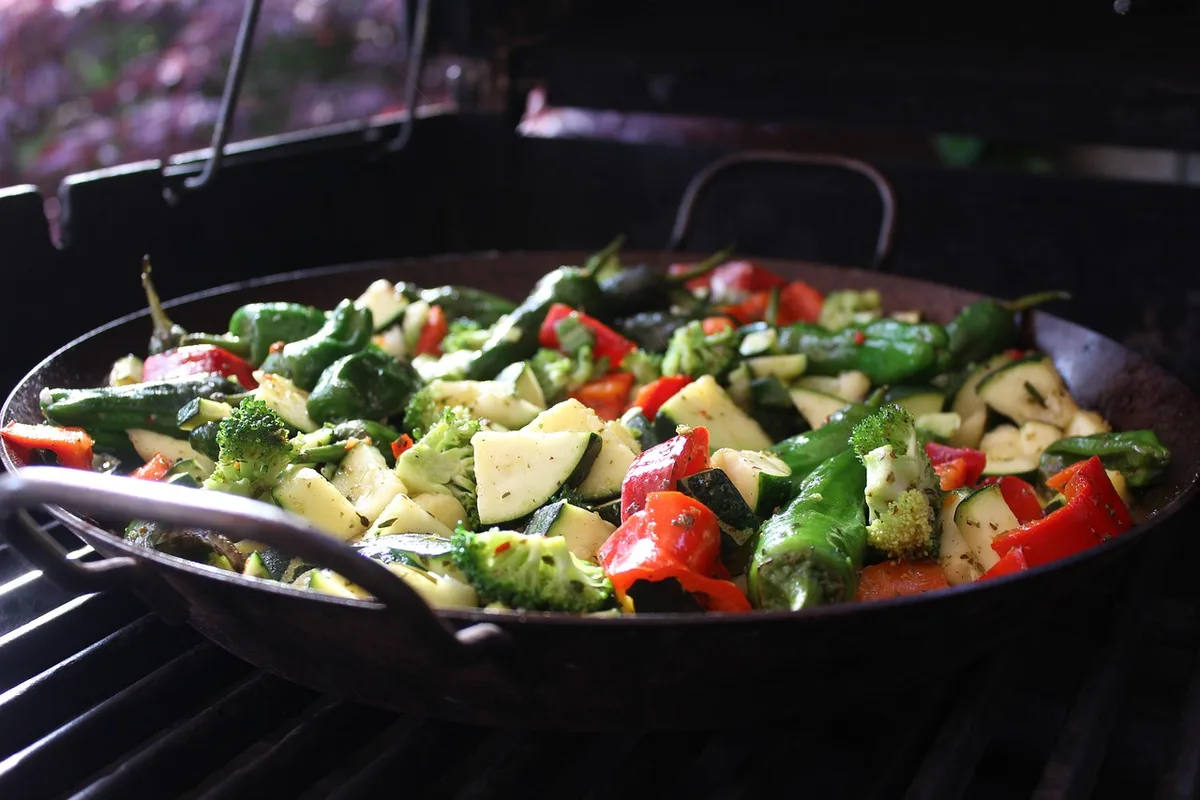 Femme enceinte et enfant partageant un repas équilibré avec légumes et céréales complètes