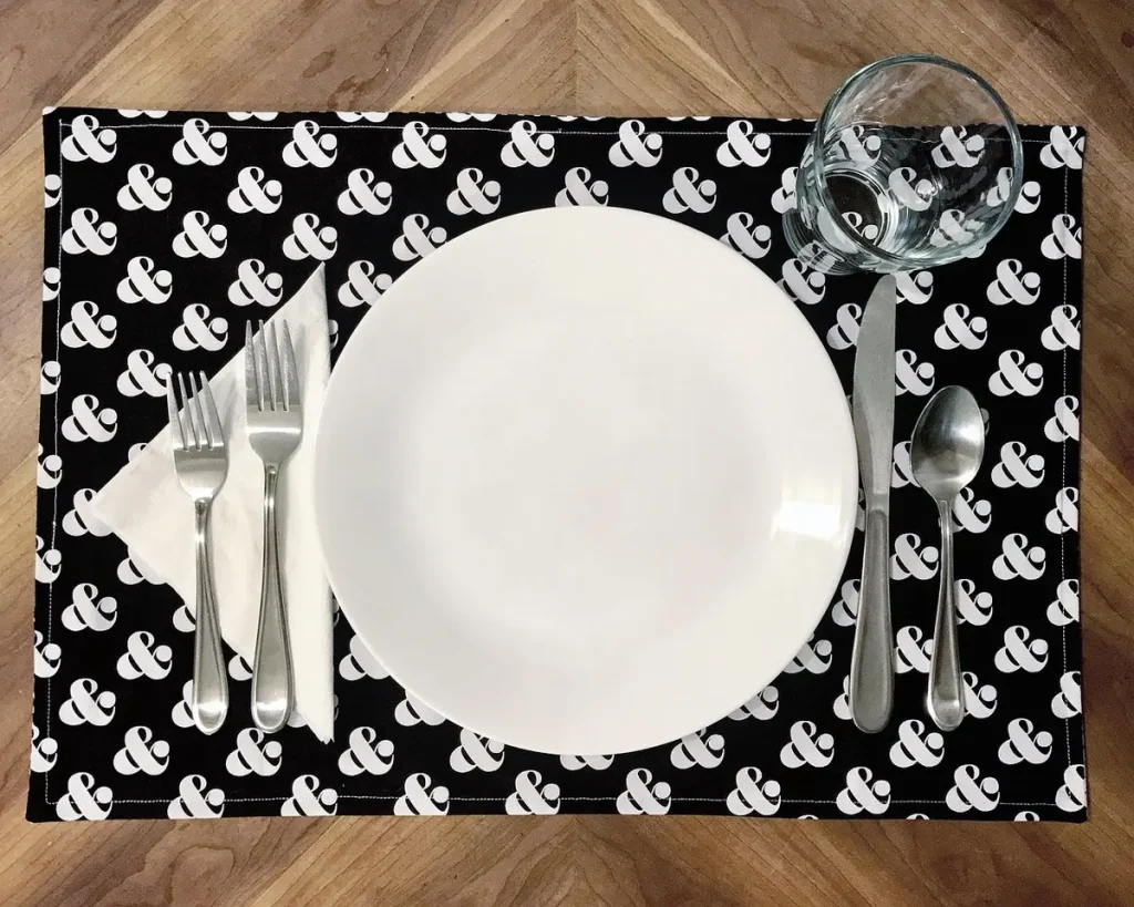 Mains tenant une fourchette au-dessus d'un bol de salade, lumière du jour