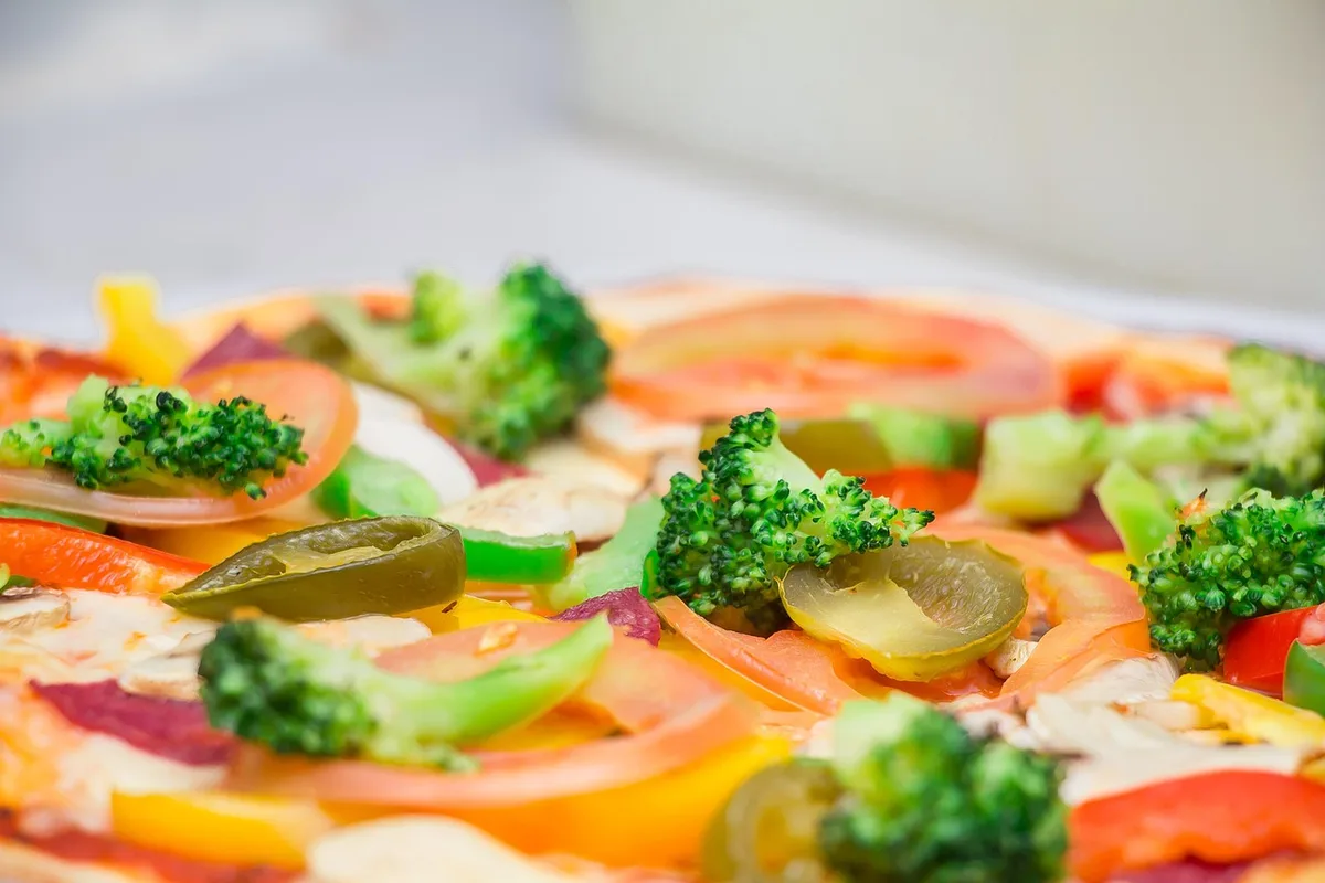 Repas équilibré avec source de protéines, légumes et verre d'eau