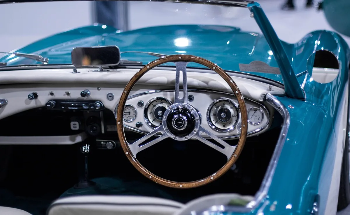 Intérieur voiture montrant tableau de bord et conduite de jour