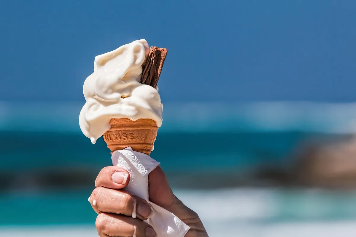 Stick solaire et crème solaire dans un sac de plage prêts pour les retouches