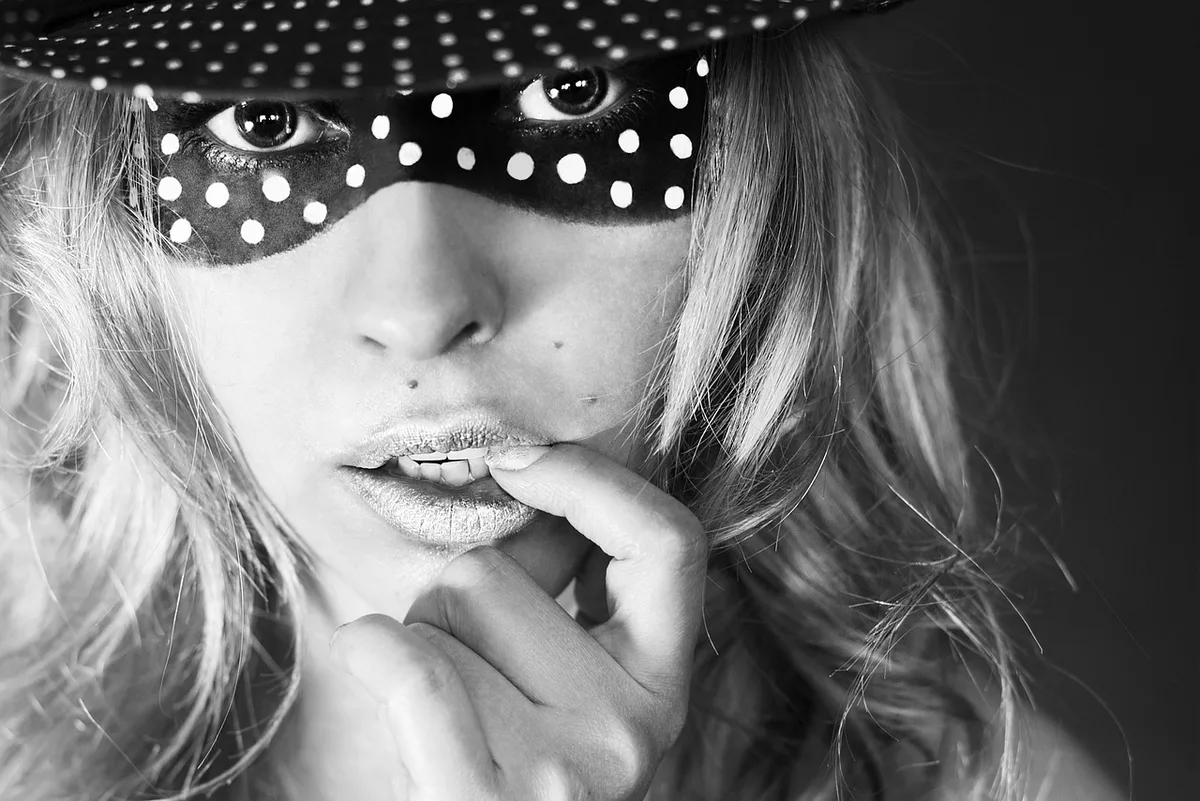 Masque capillaire et spray protecteur posés près d'une serviette