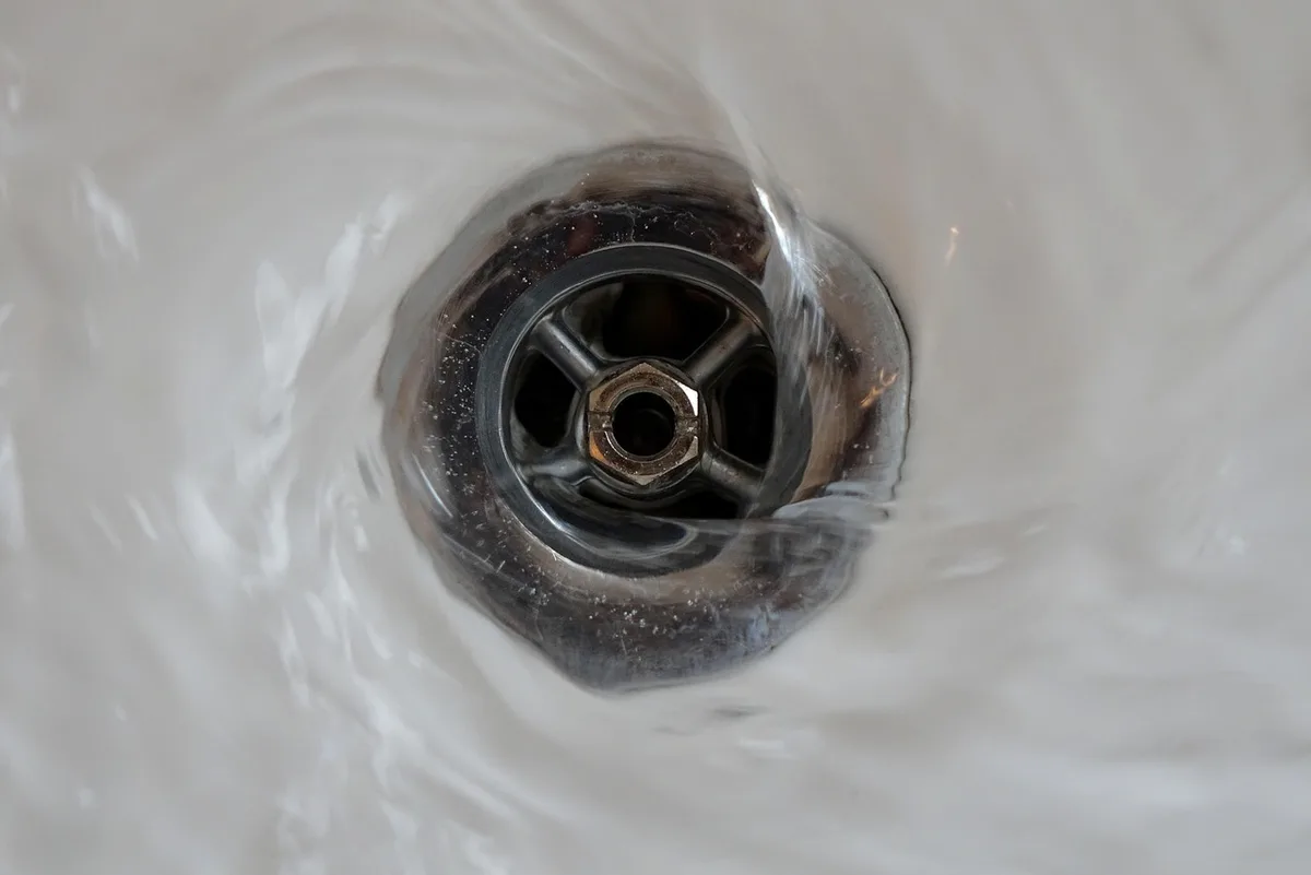 Salle de bain avec douche de plain-pied et barre d'appui