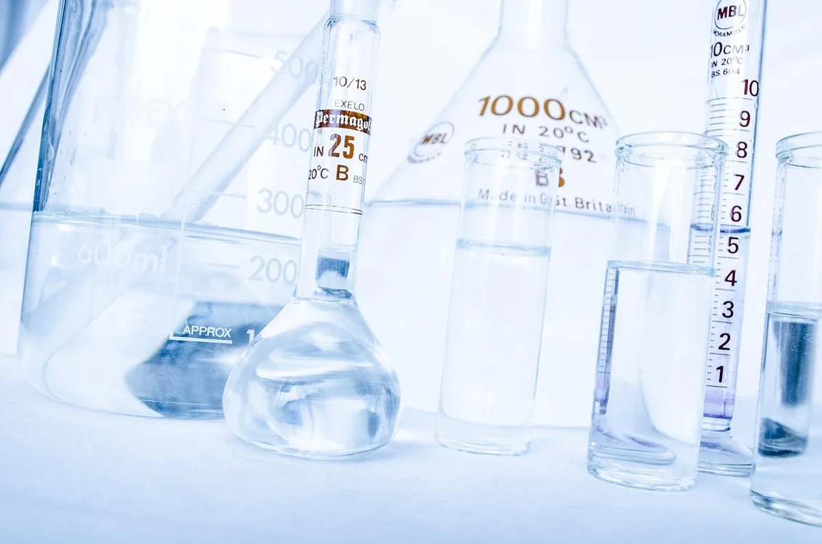 Image d'IRM cérébrale affichée sur un écran d'ordinateur en laboratoire