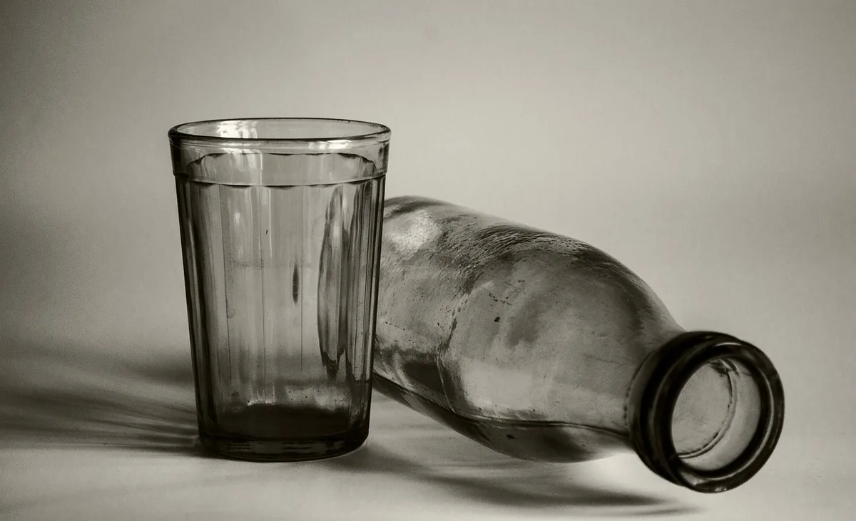 Bouteilles de laits végétaux et verre de lait d'avoine à côté d'un café glacé
