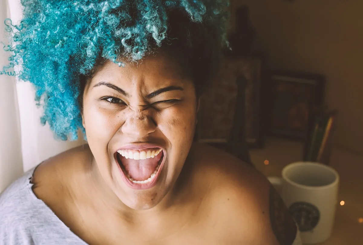 Personne assise droite pratiquant une respiration calme en intérieur