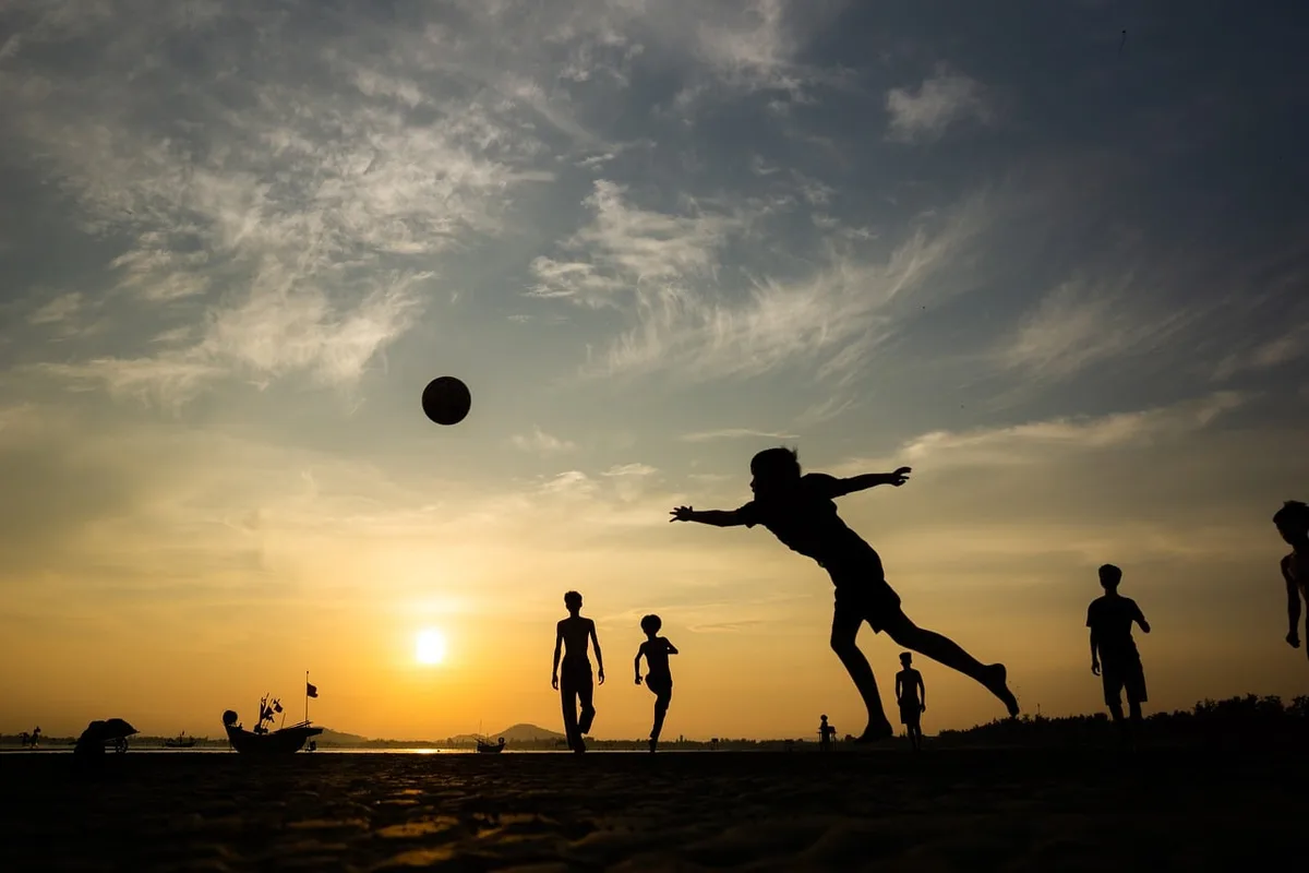 Groupe d'enfants à l'ombre, activités calmes pendant la canicule
