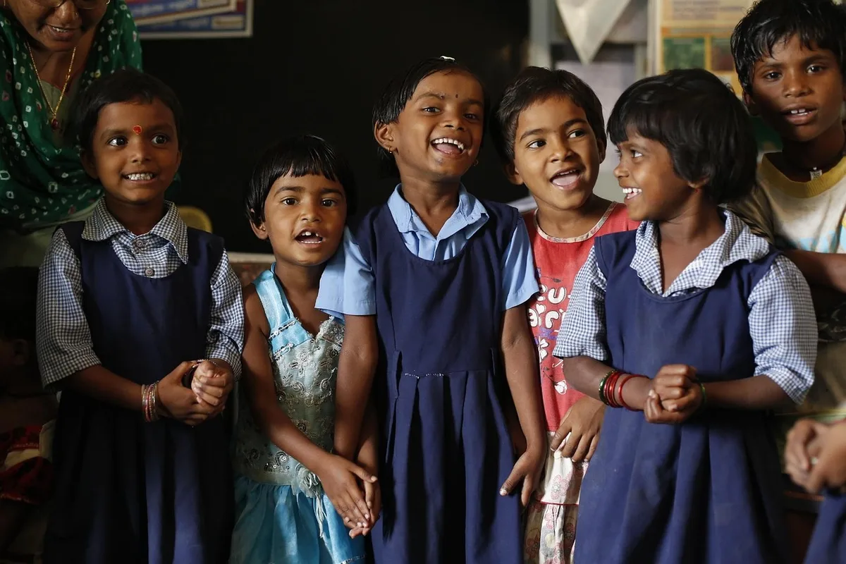 Groupe d'enfants mangeant et discutant à la cantine