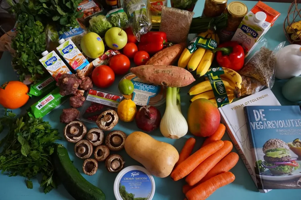Enfants mangeant ensemble à la cantine scolaire avec des repas équilibrés