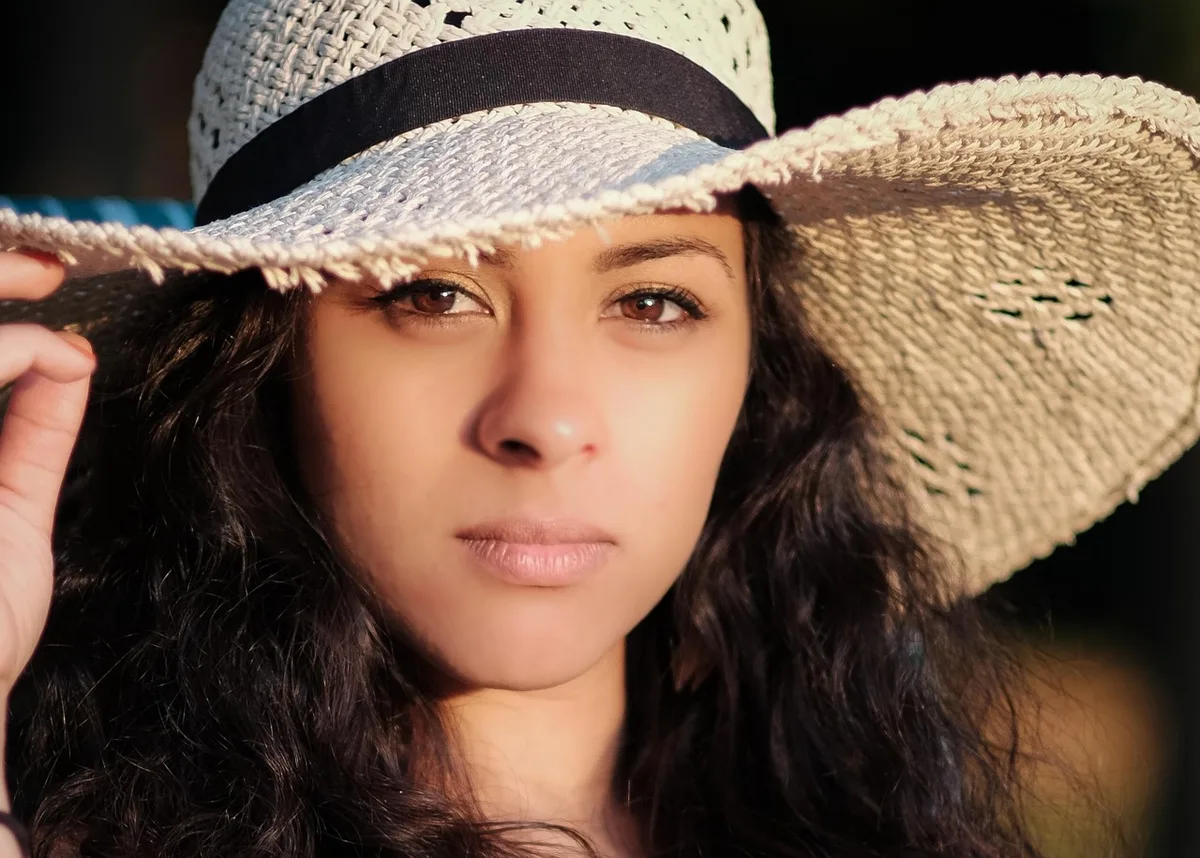 Cheveux au vent exposés au soleil et à la mer