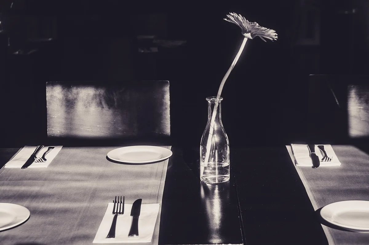 Verre de soda à côté d'un plat épicé sur une table de restaurant