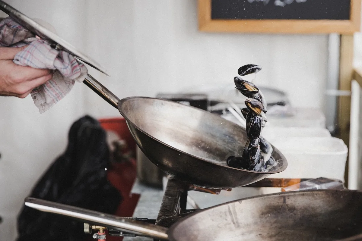 Poêle avec sauce réduite à base de cola en cuisson