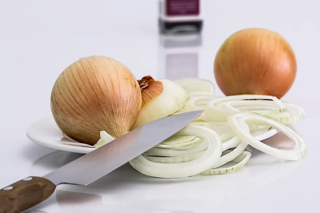 Un couple prépare ensemble des légumes frais dans une cuisine lumineuse