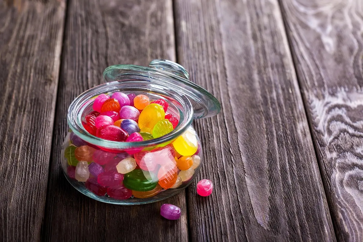 Aliments portionnés et étiquetés prêts à être congelés dans des contenants hermétiques