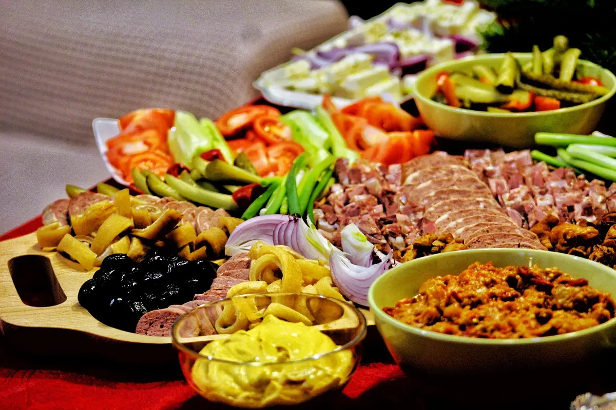 Assiette remplie de légumes colorés et variés pour illustrer une alimentation diversifiée