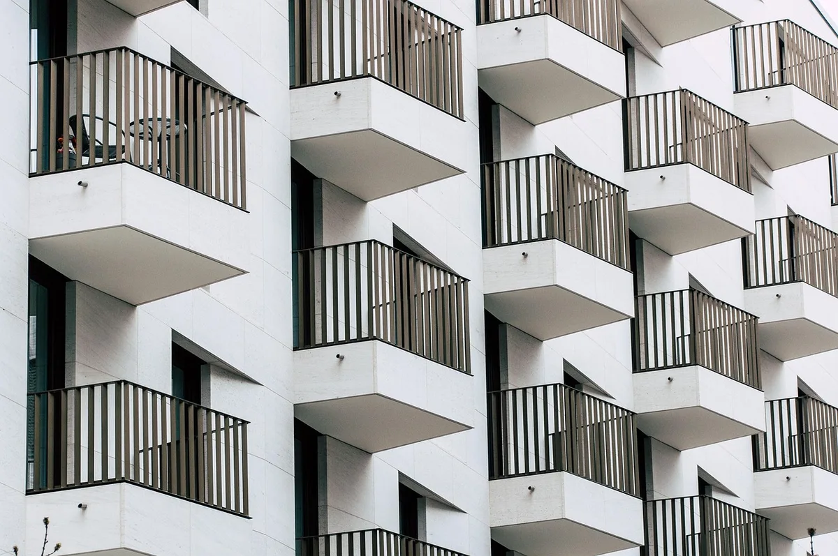 Immeubles urbains serrés sous une forte chaleur, symbole d'îlot de chaleur