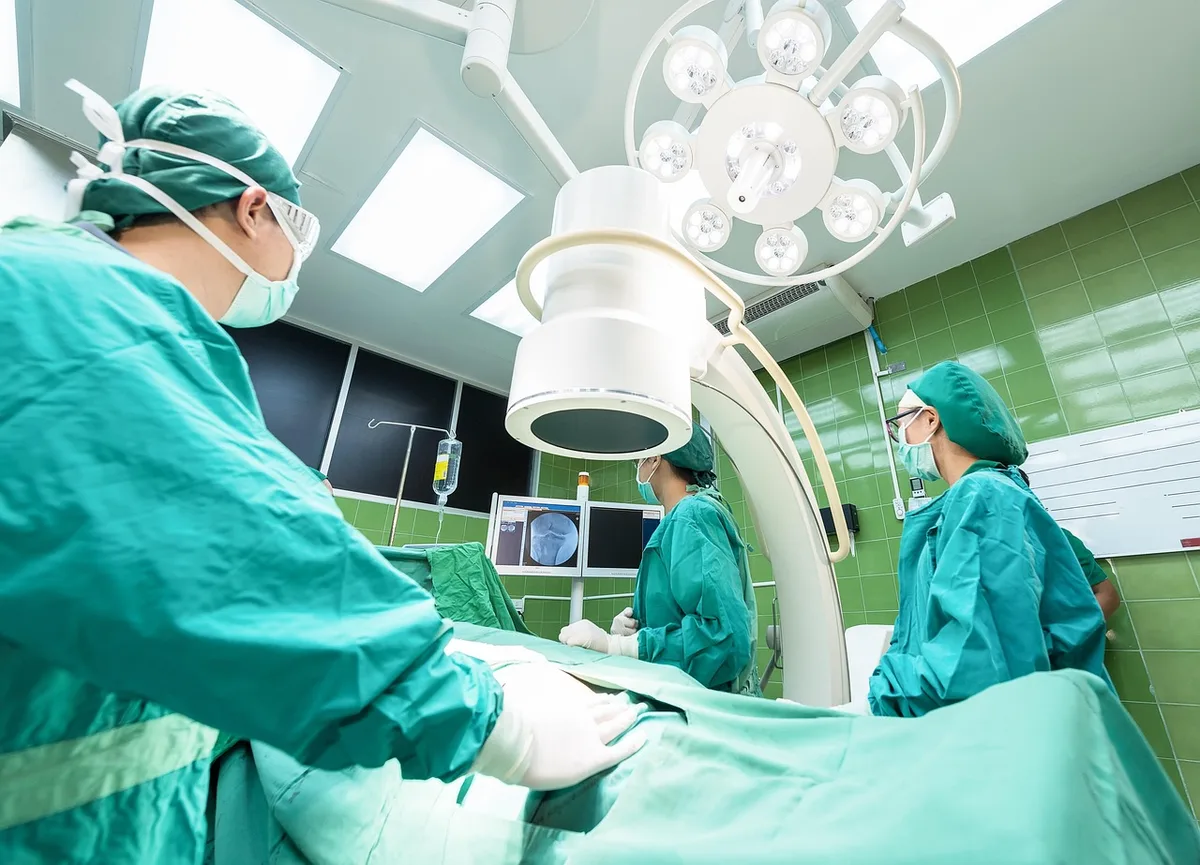 Patient dans une salle d'attente médicale avec des documents de diagnostic
