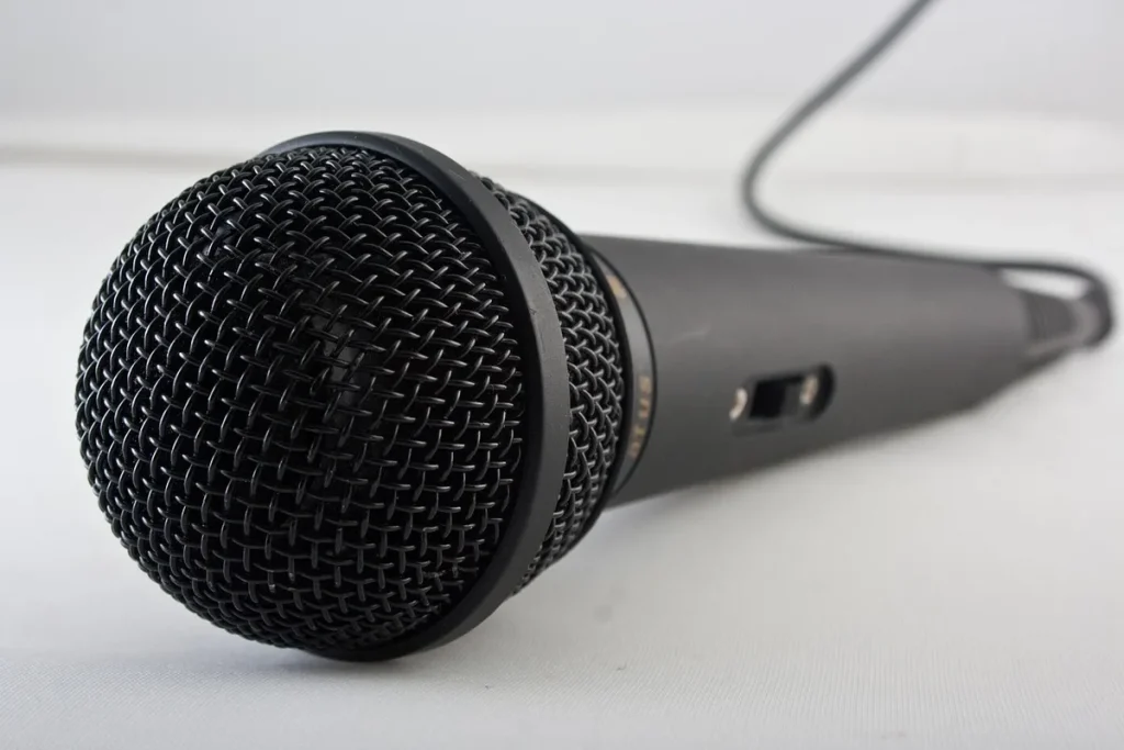 Personne enregistrant sa voix au microphone avec analyse vocale affichée à l'écran